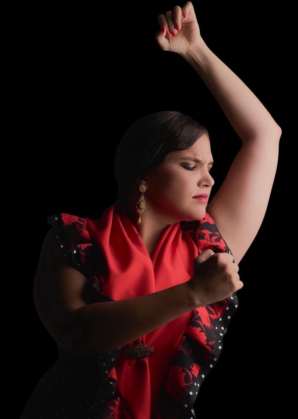 Bailaora de El Toro y la Luna con traje rojo, brazos en alto sobre el escenario