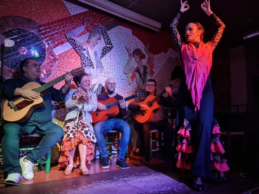 El cuadro flamenco al completo sobre el escenario de El Toro y la Luna