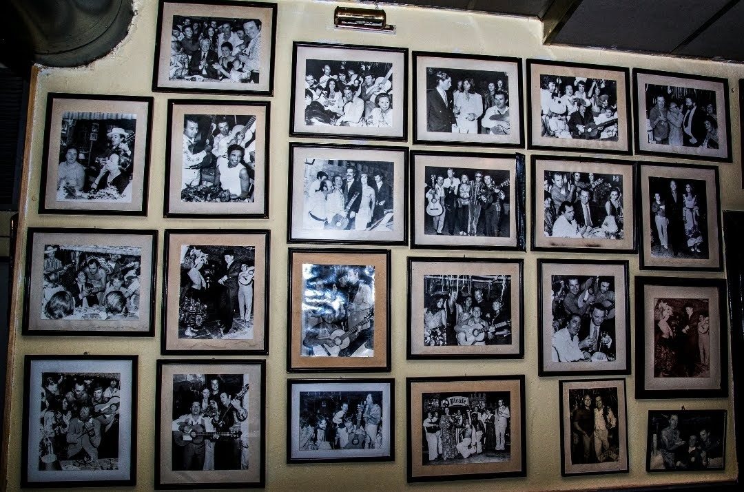 La pared de fotos junto al escenario del tablao