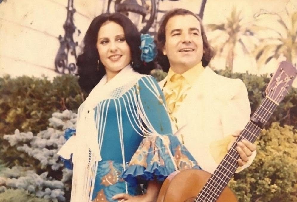Pepe Esteve y Maribel en los años setenta, con guitarra y traje de flamenca