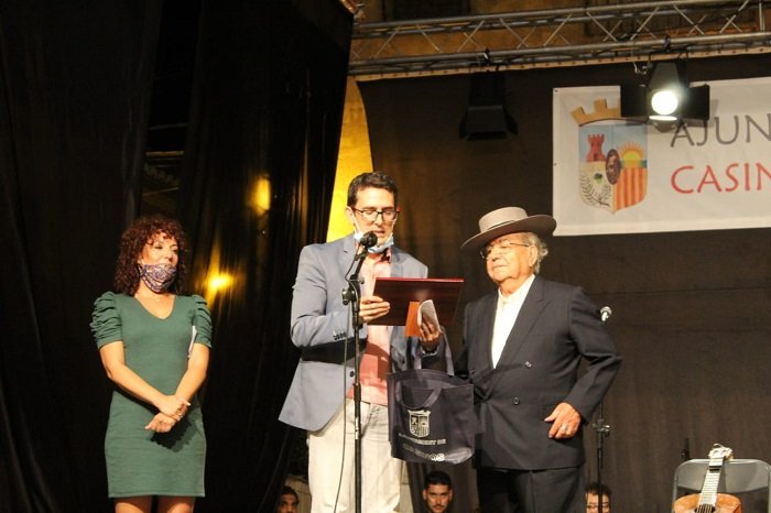 José Esteve recibe el homenaje en el escenario de la Semana Cultural de Casinos