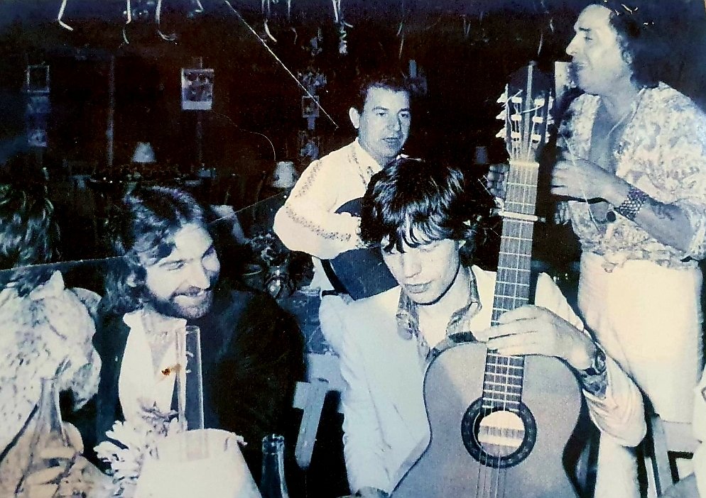 Paco de Lucía y Mick Jagger, con una guitarra, en El Pirata