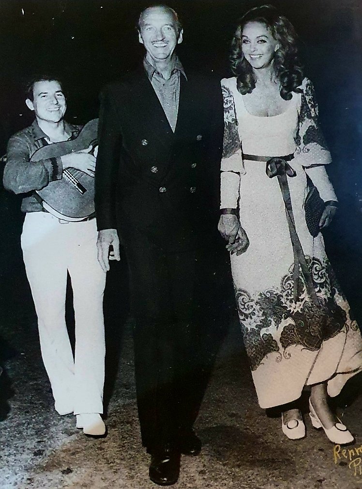 Foto de archivo: Pepe Esteve con la guitarra junto a una pareja elegante en El Pirata
