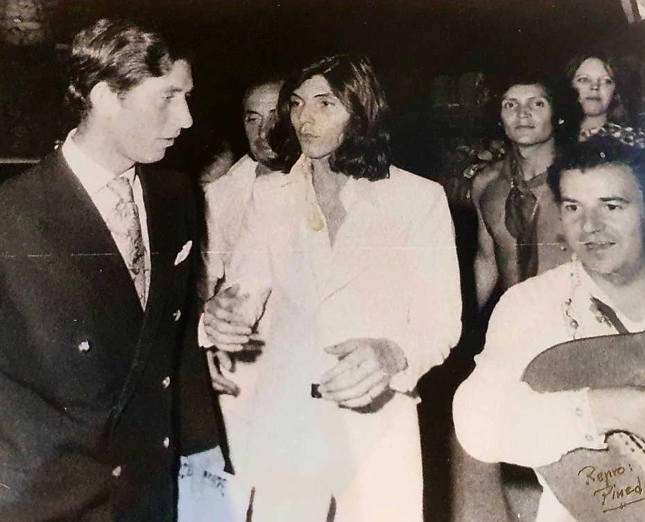 El príncipe Carlos de Inglaterra en una fiesta en El Pirata